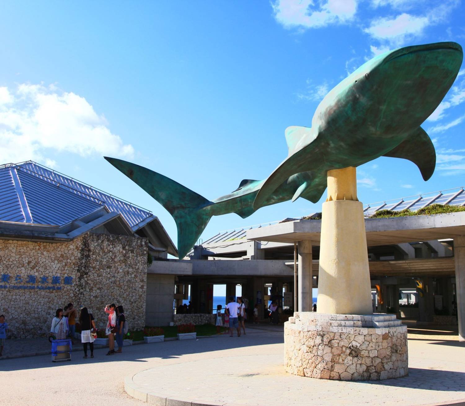 美之島觀光巴士一日遊（C路線）｜美麗海水族館、古宇利島、御菓子御殿、萬座毛、美國村